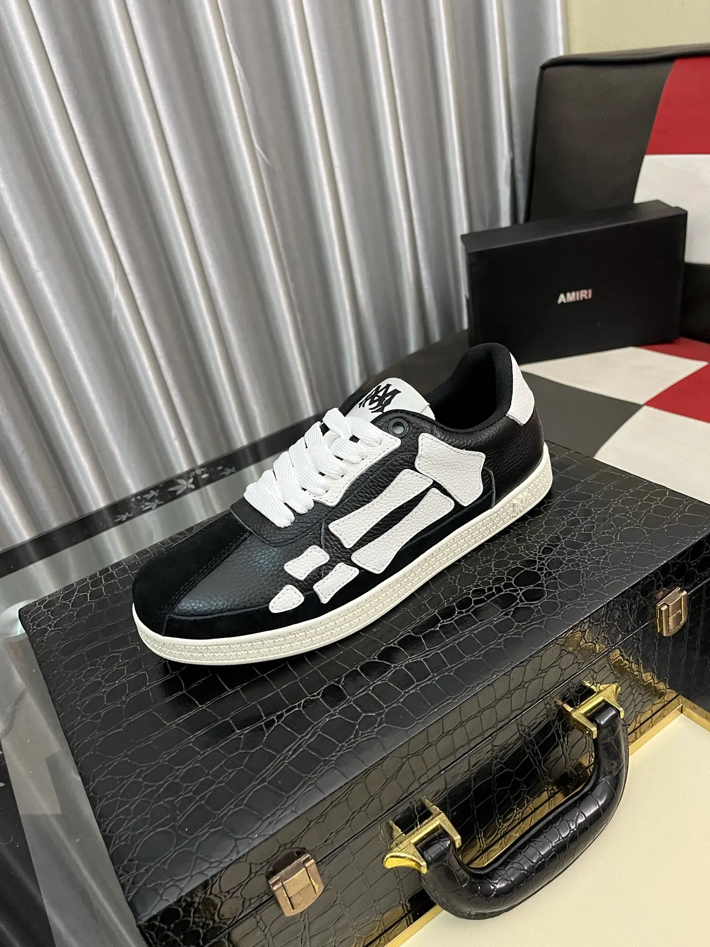 Men's shoes 💰420⌚️⌚️《AMIR*》New men's low-top casual sports sneakers bone shoes, another pair of irresistible bone shoes. Bone shoes are one of AMIRI's most popular items. They use first-layer cowhide uppers. The side bones are made of two cowhide laminations. They have a three-dimensional feel. The leather incisions are all oil-edged. Contrasting color design. Simple style. Fashionable sports. Customized metal LOGO nameplate to embellish shoelaces. Exclusive control of top version. Supports comparison. Breathable mesh lining Original rubber outsole A must-have item for daily leisure Suitable for various occasions Check it out if you pursue high quality Super cool uppers Size: 38-443️⃣ Colors available